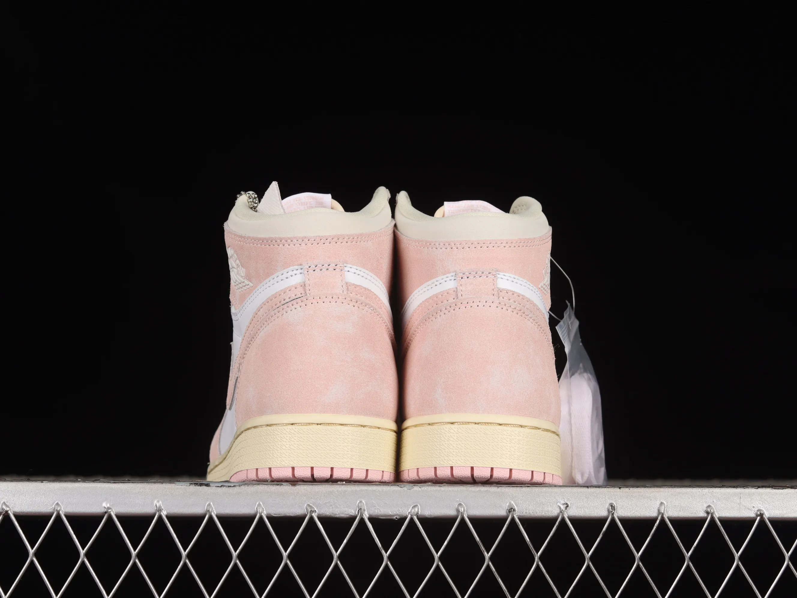 All categories Air Jordan Jordan series basketball shoes Air Jordan 1 High P version Air Jordan 1 High OG "Washed Pink" AJ1 Joe 1 washed pink high-top basketball shoes FD2596-600